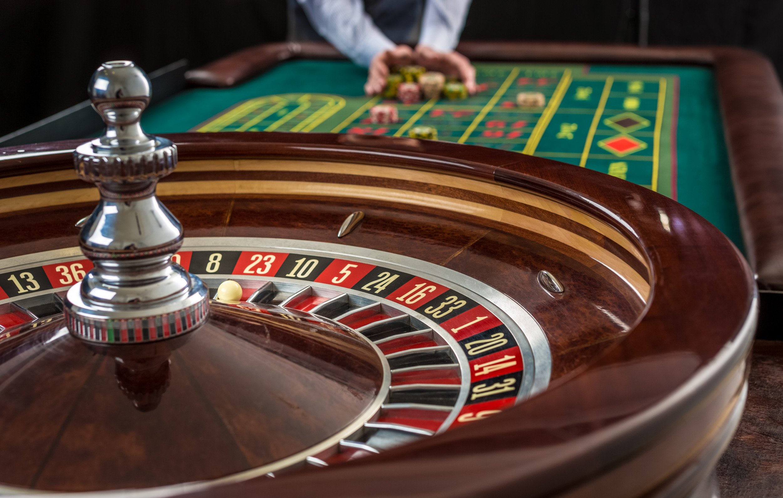 Tampilan game tembak ikan warna-warni dengan tombol kontrol
